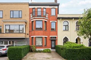 <p>Deze prachtige <strong>instapklare burgerwoning</strong> is gelegen in de populaire Rijsenbergwijk, nabij Station Gent Sint Pieters. Gezien de indeling van het pand; ook interessant voor vrije beroepen of als kangoeroewoning. <br /><br />De woning (264m² oppervlakte volgens EPC) combineert <strong>authenticiteit</strong> met een aaneenschakeling van lichtrijke ruimtes en terrassen met veel privacy.<br /><br />Op vlak van <span>ENERGIE&TECHNIEKEN</span> werd de woning volledig gemoderniseerd:<br />- EPC B<br />- HR-glas / driedubbel glas<br />- Zonneboiler<br />- Zonnepanelen<br />- Laadstation auto<br /><br />Daarnaast zijn er nog vele extra's die bijdragen aan een <strong>verhoogd wooncomfort.</strong><br /><br /><span>INDELING:</span><br />De gelijkvloerse verdieping biedt tal van mogelijkheden en kan ingericht worden als praktijkruimte voor een vrij beroep, kantoor of als kangoeroewoning. Momenteel ingericht als slaapkamer, leefruimte, keuken en badkamer met een groot terras.<br />Daarboven vinden we dan nog de primaire leefruimte met keuken, terras, badkamer, 2 slaapkamers met terras en tenslotte de zolder die nog kan worden omgevormd tot extra slaapkamer.<br />De woning is verder ook volledig onderkelderd. <br /><br /><strong>Een veelzijdige en karaktervolle woning voor wie ruimte, authenticiteit en hedendaags comfort wil combineren.</strong><br /><br />Aktedatum uiterlijk eind februari 2027 (compromis kan getekend worden in 2026 om nog te kopen aan 2% registratierechten) <br />Woning komt vrij uiterlijk 1 september 2027.</p>