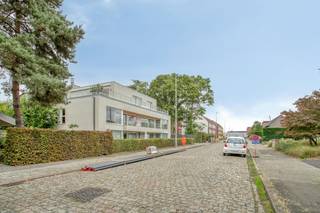 Lichtrijk en instapklaar 2-slaapkamerappartement met zonnig terras te koop in Rumbeke<br /><br />Zoekt u een instapklaar appartement op een uitstekende locatie? Dit lichtrijke appartement op de eerste verdieping van Residentie "Green Residence" combineert rustig wonen met een centrale ligging nabij de markt van Rumbeke, op wandelafstand van de Carrefour (200m), op een boogscheut van AZ Delta en op amper 5 minuten van het centrum van Roeselare.<br /><br />Deze kleinschalige residentie bestaat uit slechts 8 appartementen, wat zorgt voor een aangename en rustige woonsfeer. Het appartement heeft een bewoonbare oppervlakte van 90 m² en is voorzien van een zonnig terras van 10 m².<br /><br />Indeling van het appartement te koop:<br /><br />inkomhal | apart toilet | lichtrijke woonkamer met aansluitend open keuken | zonnig terras | 2 slaapkamers | (technische) berging<br /><br />Troeven op een rij:<br /><br />- Instapklaar & recent vernieuwd: recent geschilderd en voorzien van een vernieuwde keukenapparatuur.<br /><br />- Energiezuinig & conform: gunstig EPC (label A) en een blanco keuringsattest van de elektrische installatie.<br /><br />- Toplocatie: rustige dorpsomgeving met alle voorzieningen, winkels en AZ Delta vlakbij, gecombineerd met een vlotte bereikbaarheid.<br /><br />- Kleinschalig gebouw: gebouwd in 2014 en steed goed onderhouden. Lift aanwezig.<br /><br />Garage optioneel: mogelijkheid tot het bijkopen van een achterliggende garagebox <br /><br />Interesse in een bezoek of meer informatie? Neem vandaag nog contact op voor een afspraak!<br /><br />Bestuursmaatregelen in het maatregelenregister: nee