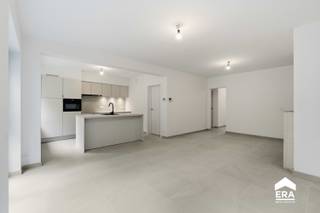 <p>[[ DIT PAND NEEMT DEEL AAN DE ERA OPEN HUIZEN DAG OP 19/9 VAN 13:00 TOT 14:00 ]]</p><p>Dit volledig van <strong>A tot Z gerenoveerde</strong> appartement, vernieuwd in <strong>2026</strong>, combineert hedendaags wooncomfort met een uitstekende, centrale ligging in Ieper. Dankzij de ruime indeling, <strong>3 slaapkamers</strong> en de aanwezigheid van een <strong>(OPTIONEEL BIJ TE KOPEN) garage binnen de residentie</strong> is dit een ideale woongelegenheid voor wie op zoek is naar een comfortabele investering. Alle leidingen werden vervangen en technieken zijn nieuw!</p><p>Bij het binnenkomen wordt u verwelkomd in een ruime inkomhal met apart toilet die toegang biedt tot de verschillende leefruimtes zoals de woonkamer met eet- en zithoek en volledig uitgeruste open keuken.</p><p>De badkamer is voorzien van een moderne inloopdouche en dubbele wastafel en biedt alle comfort. Daarnaast beschikt het appartement over een praktische wasplaats met technische ruimte, wat zorgt voor extra bergruimte en functionaliteit. Het appartement telt maar liefst <strong>3 volwaardige slaapkamers.</strong></p><p>Het appartement is voorzien van <strong>vloerverwarming.</strong></p><p>Als extra troef beschikt de residentie over een <strong>garage en privatieve berging</strong>, ideaal voor het veilig parkeren van uw wagen of als bijkomende bergruimte.</p>