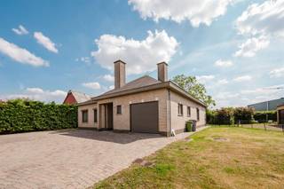 Ruime bungalow te VlyminckshoekDeze prachtige instapklare bungalow is gelegen aan de stadsrand van Sint-Niklaas en bestaat uit een...