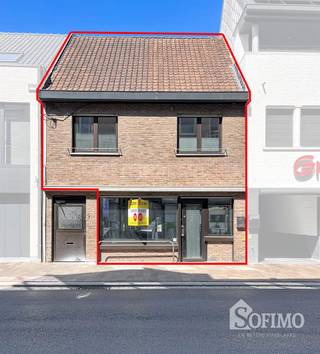 <p><span>Unieke ruime woning in het centrum van Zwevegem</span></p><p><span> </span></p><p><span>De woning beschikt over een brede </span><span>inkomhal</span><span> met mogelijkheid tot </span><span>bureau</span><span>, een praktische </span><span>keuken</span><span> met aansluitende </span><span>berging</span><span>, een apart </span><span>toilet</span><span> beneden en een grote </span><span>kelder</span><span>. </span></p><p><span>De ruime leefruimte geniet van veel lichtinval en sluit aan op een </span><span>veranda</span><span> en een groot, volledig privé </span><span>terras</span><span>.</span></p><p><span>Op de bovenverdieping bevinden zich </span><span>3 slaapkamers</span><span>, met mogelijkheden om extra </span><span>kamers</span><span> te creëren op zolder. </span></p><p><span>De gerenoveerde </span><span>badkamer</span><span> is voorzien van een dubbele lavabo, inloopdouche en toilet.</span></p><p><span>Een extra troef is de </span><span>grote parking vlakbij,</span><span> waar steeds parkeergelegenheid beschikbaar is.</span></p><p><span>Ook interessant als investering: de woning is momenteel verhuurd voor </span><span>€898 per maand. </span></p><p><span> </span></p><p><span> </span></p>