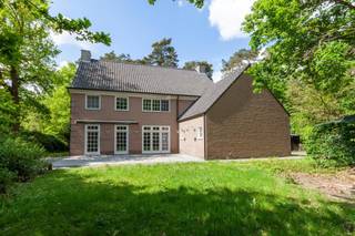 Ruime villa nabij centrum Zandhoven.<br /><br />INDELING<br />Inkomhal met vestiaire en gastentoilet.<br />Grote leefruimte op parketvloer met salon voorzien van open haard en grote openslaande ramen naar het terras.<br />Aansluitend de leefkeuken uitgerust met Miele oven en micro, kookplaat, vaatwasser, koelkast en nieuwe diepvriezer.<br />Achterliggende berging/wasplaats met toegang tot een dubbele garage voorzien van automatische poort.<br />Via vlizo trap is er boven de garage toegang tot een hobby-/opslagruimte.<br /><br />VERDIEPING<br />Overloop met bibliotheekkast en nachttoilet.<br />Twee kinderkamers met gedeelde douchekamer.<br />Hoofdslaapkamer met aansluitende dressing en ruime badkamer (bad, douche, dubbele lavabo en toilet).<br />Vlizo trap naar zeer ruime opbergzolder.<br /><br />TUIN<br />Oprijlaan met automatische toegangspoort.<br />Ruim bijgebouw (ca. 40m²) met extra opslagruimte.<br /><br />Beschikbaar vanaf september.