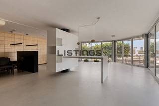 Kantoor- /praktijkruimte aan de Jordaenskaai.Indeling:Via een trap naar de eerste verdieping, komen we de grote, lichtrijke open kantoorruimte, die...