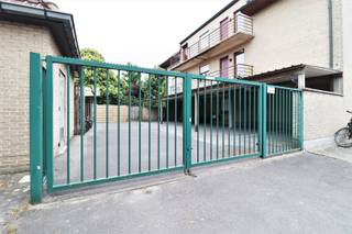 Veilig afgesloten staanplaats met onderdak, centraal gelegen.Huurprijs: 50.00 euro/maand