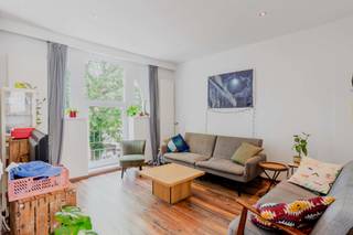 Op zoek naar een ruime, energiezuinige woning op een uitstekende locatie? 

Deze instapklare woning ligt op een boogscheut van het stadscentrum en is daarnaast bijzonder goed gelegen naast het Keizerpark langs de charmante Edward Pynaertkaai.

Alle nodige voorzieningen zoals winkels, apotheek, scholen, horeca en openbaar vervoer bevinden zich vlak om de hoek. Verder is de ligging naast het op en afrittencomplex E17-E40/Ring Gent bijzonder gunstig voor wie vaak de auto moet nemen.

De woning beschikt over vier volwaardige slaapkamers, een lichtrijke leefruimte met grote raampartijen en een open, volledig uitgeruste keuken die naadloos aansluit op de eetplaats. Dankzij de grote ramen geniet u de hele dag van een aangename lichtinval. Achteraan bevindt zich een gezellig terras, ideaal om rustig te genieten van een koffie of een zomerse avond.

Praktisch comfort is eveneens aanwezig met een kelder en een aparte wasruimte, waardoor u over heel wat extra bergruimte beschikt.

Interessant:
De benedenverdieping bestaat uit één ruime slaapkamer/bureau en een wasruimte die kan omgevormd worden tot een tweede badkamer. Wat de woning extra potentieel geeft naar cohousing toe voor jong professionelen of studenten.

Ook op technisch vlak scoort deze woning uitstekend met een EPC label B en een conforme elektrische installatie.

Vrij bij akte
