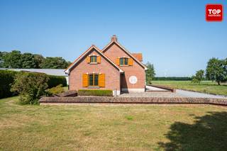 <p>Op een boogscheut van het centrum van Eeklo vinden we deze uiterst kwalitatieve woning terug. Deze kan dienst doen als praktijkruimte en ideaal voor een vrij beroep en of horeca. Er zijn tal van mogelijkheden dankzij de grote bewoonbare oppervlakte alsook de parkeerruimte voor de woonst. <br /><br />De grote grondoppervlakte van maar liefst 1.043m2 en het groen rondom zijn grote troeven bij deze woning. <br /><br />Bij binnenkomst valt onmiddellijk het riante karakter van de woonst op. Er zijn op de gelijkvloerse verdieping een leefruimte, keuken, berging, 2 slaapkamers en badkamer aanwezig. Verder is er een ruime, droge kelder. Op de eerste verdieping vinden we een polyvalente ruimte terug alsook 2 ruime slaapkamers.<br /><br />Vrij bij akte.<br /><br />Contacteer Top Vastgoed voor een bezoek op het nummer 0475 700 700.</p>