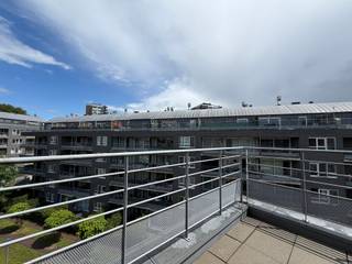 <strong>JETTE</strong>, dans les Jardins de Jette, à deux pas du Centre Universitaire de l'UZ Bruxelles, magnifique penthouse 2 chambres de ± 88m² situé au 4ème étage avec ascenseur. Il se compose comme suit : hall d'entrée, living de ± 21m², cuisine équipée (four, taques, hotte, frigo, lave-vaisselle et micro-ondes), buanderie, terrasse de ± 30m² orientée Sud, 2 chambres (± 11m² et ± 15m²) avec terrasse, salle de bains et douche et cave n°2. Toutes les superficies sont données à titre indicatif. PEB : B-, 17kg/ (m²/ an). Provision charges : 85€/ mois (communs). Emplacement de parking intérieur OBLIGATOIRE : 100€/ mois. Disponibilité immédiate. Remise en peinture prévue.<br /><br /><span>Au 4ème étage avec ascenseur : </span><br />
<ul>
<li>Hall d'entrée</li>
<li>Living de ± 21m²</li>
<li>Cuisine équipée (four, taques, hotte, frigo, congélateur, lave-vaisselle et micro-ondes)</li>
<li>Terrasse de ± 30m² orientée Sud</li>
<li>Buanderie</li>
<li>Chambre de ± 11m² avec terrasse</li>
<li>Chambre de ± 15m² avec terrasse</li>
<li>Salle de bains et douche</li>
<li>WC séparé</li>
</ul>
Cave n°2<br /><br />Provision charges : 85€/ mois - Frais communs<br />Emplacement de parking intérieur OBLIGATOIRE : 100€/ mois<br /><br />PEB : B-, 17kg/ (m²/ an)<br /><br />Remise en peinture prévue<br />Disponibilité immédiate
