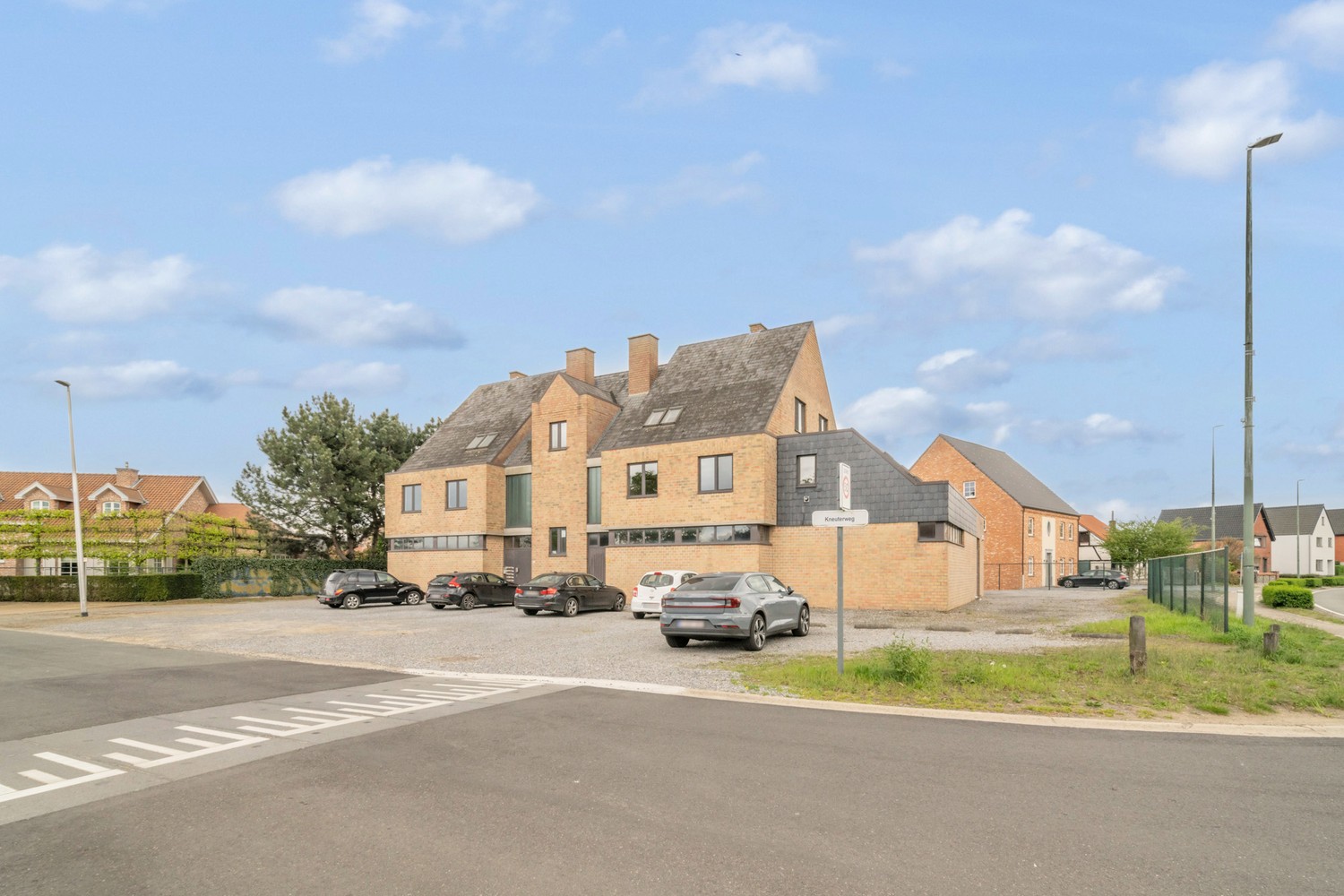 Top investeringspand: 5 appartementen en grote handelsruimte met kantoorruimte - photo 2