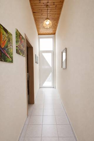 Deze charmante en verrassend ruime stadswoning is uitstekend gelegen in de Pastoor De Meerleerstraat in Sint-Niklaas, op een bijzonder gunstige locatie nabij scholen, openbaar vervoer en diverse winkels. Een ideale combinatie van centrale ligging en comfortabel wonen, perfect voor wie alles binnen handbereik wil hebben.<br /><br />Bij het binnenkomen wordt u verwelkomd in een gezellige voorkamer die momenteel ingericht is als hobbyruimte, maar perfect kan dienen als extra slaapkamer of bureau. Aansluitend bevindt zich een praktische berging die zorgt voor extra opbergruimte. Verder komt u binnen in de aangename open leefruimte, waar de woonkamer naadloos aansluit op de open en lichtrijke keuken met een aangenaam zicht op de tuin.<br /><br />De keuken is functioneel ingericht en kijkt uit op de uitzonderlijk diepe tuin, waardoor binnen en buiten op een natuurlijke manier in elkaar overlopen. Achteraan in de tuin bevindt zich een zeer ruim bijgebouw met extra berging, ideaal als tuinhuis, atelier of ruimte met diverse invullingsmogelijkheden.<br /><br />Op het gelijkvloers bevindt zich eveneens de badkamer, uitgerust met een inloopdouche, lavabo en toilet, alsook de aansluiting voor een wasmachine.<br /><br />Op de eerste verdieping zijn er twee zeer ruime slaapkamers, perfect als master bedroom en kinderkamer of logeerruimte. De tweede verdieping (zolderverdieping) biedt nog eens twee bijkomende slaapkamers, wat het totaal op maar liefst vijf volwaardige slaapkamers brengt.<br /><br />De woning beschikt over een gunstig EPC-label D en is bijzonder interessant voor zowel starters als gezinnen die op zoek zijn naar veel ruimte op een centrale en goed bereikbare ligging.