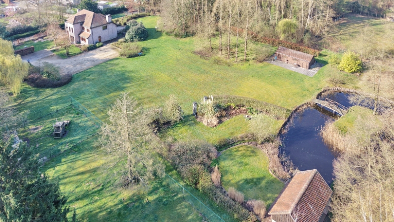 Ruime villa van 336m² op 1 hectare 45 are met vijver - foto 2