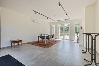 Wonen in het groen, leven in luxe.Welkom in dit prachtige gelijkvloerse appartement, een plek waar licht, ruimte en natuur in perfecte harmonie...