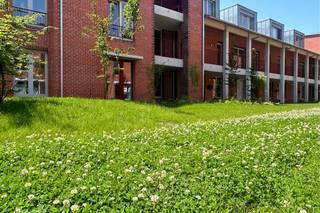 <span>BEZOEK DE NIEUWE MODELWONING EN INGERICHTE APPARTEMENTEN – 6% btw mogelijk</span><br /><br />Deze fantastische, gezellige en eigentijdse duplex combineert ruimte met een kwalitatieve afwerking. Het appartement beschikt over drie mooie slaapkamers, waaronder een master bedroom met ensuite badkamer en dressing.<br />De ruime leefruimte met open leefkeuken geeft uit op het zuidgerichte terras, waar u volop kan genieten van de zon. De duplex is volledig uitgerust met vloerverwarming, aangestuurd via een energiezuinige lucht/water warmtepomp.<br />Verder zijn er twee ingerichte badkamers met douche, twee toiletten en een praktische berging. Dankzij de aluminium raamprofielen en de hoogwaardige thermische en akoestische isolatie bent u verzekerd van optimaal wooncomfort en een gunstig E-peil.<br /><br /><span>We nodigen je uit om wonen op zijn best te ervaren. Ontdek de <strong>nieuwe ruime modelwoningen (4 slpk) en verschillende ingerichte appartementen</strong>, midden in het autovrije binnengebied. Ook de <strong>tuin, een rustige oase in de stad,</strong> wordt momenteel volop aangelegd. Ruimte, rust, licht en comfort staan deze keer centraal, precies zoals wonen in Hof Berlamuze bedoeld is.</span><br /><br /><span>Wonen in het centrum van Lier, vlak bij de groene site van de Podiumacademie en de Sint-Gummaruskerk? Het kan in Hof Berlamuze, een duurzaam nieuwbouwproject in een groene, autovrije en rustige oase. Een ideale woonplek voor wie rust en groen zoekt, zonder het stadscentrum van Lier los te laten. Met de eerste bewoners die hier al thuis zijn, leeft Hof Berlamuze vandaag meer dan ooit. </span><br /><span>Bezoek nu vrijblijvend de modelwoningen en -appartementen en ervaar zelf de hoogwaardige afwerking en het wooncomfort in deze inspirerende, nieuwe en rustige woonomgeving.</span><br /><br /><span>Dit project geniet van het verlaagde btw-tarief van 6% btw voor sloop en heropbouw (onder voorwaarden). Niet alleen wie een Hof Berlamuze appartement of woning koopt voor eigen bewoning, maar ook investeerders (particulier of vennootschap) kunnen nu van dit gunsttarief genieten. Goed voor een besparing van €33.000 tot wel €69.000. Info: <span>www.hofberlamuze.be/6btw</span>.</span><br /><br /><span>Hof Berlamuze telt zeven stijlvolle laagbouw woongebouwen, harmonieus ingepast in en rond een centraal binnenhof met veel groen en rust. Het aanbod is divers: van comfortabele appartementen met 1 slaapkamer tot ruime gezinswoningen met 4 slaapkamers.</span><br /><span>Hier woon je pal in het kloppende hart van Lier – waar cultuur en natuur samenkomen.</span><br /><br /><span>Info: www.hofberlamuze.be</span><br /><span>Een persoonlijke afspraak?</span><br /><span>www.hofberlamuze.be/maak-afspraak/ - wonen@fidesinvest.be - t 03 232 54 00</span><br /><br />Info? www.hofberlamuze.be. Een afspraak? www.hofberlamuze.be/maak-afspraak/ - wonen@fidesinvest.be - t 03 232 54 00.
