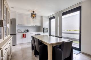Recent appartement (2023) te koop in het gezellige centrum van Ooigem met één slaapkamer/leefruimte, badkamer met ligbad en inloopdouche,...