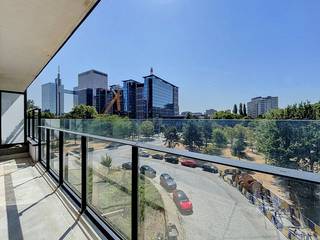 Ben je op zoek naar exclusief vastgoed in de hoofdstad? Ontdek dit prachtige en instapklare gemeubeld appartement te huur in Brussel. Dankzij de uitstekende ligging geniet je van alle voordelen die de stad te bieden heeft.<br /><br />Indeling van het appartement:<br />- uitnodigende inkomhallichtrijke leefruimte met open keuken<br />- 2 comfortabele slaapkamers<br />- badkamer met moderne voorzieningenhandige<br />- private kelder (nummer B.118)<br />- beveiligde ondergrondse autostaanplaats (nummer P.203)<br /><br />Troeven van dit appartement:<br />- gunstig energieprestatiecertificaat (EPC-label C+, 97 kWh/m²)<br />- volledige dubbele beglazing en modern ventilatiesysteem (type C)<br />- volledig bemeubeld: je kan er meteen intrekken  voldoende rookmelders aanwezig voor jouw absolute veiligheid<br />- gemeenschappelijke centrale verwarming op gas<br /><br />Bereikbaarheid:<br />Dit appartement te huur in Brussel is uitstekend bereikbaar. Gelegen aan de Groendreef, bevind je je op wandelafstand van het bruisende stadscentrum, winkels, scholen en openbaar vervoer. Ook de belangrijke invalswegen rond Brussel zijn zeer vlot te bereiken.<br /><br />Ben je geïnteresseerd in dit gemeubeld appartement te huur in Brussel? Of zoek je ander immo te huur? Aarzel niet om contact met ons op te nemen voor een bezoek aan dit unieke appartement te huur in Brussel!  
