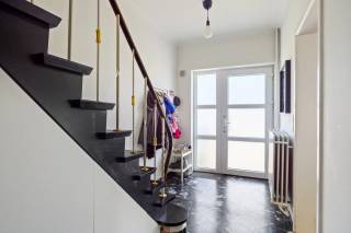 Ruim en instapklaar wonen in een aangename buurt van Brasschaat? Deze instapklare gezinswoning ligt nabij winkels, scholen, het ziekenhuis en openbaar vervoer. Een bushalte bevindt zich op korte wandelafstand en zorgt voor een vlotte verbinding richting het centrum en Antwerpen.<br /><br />Via de inkomhal met ingemaakte kasten bereikt u de lichtrijke leefruimte, afgewerkt met parket. De zithoek en eetplaats vormen samen een gezellige leefomgeving met een mooi contact tussen voor- en achterzijde. Aansluitend bevindt zich de ruime keuken, uitgerust met een inductiekookplaat, oven, koelkast, vaatwasser en veel werk- en kastruimte. Verder kan u op het gelijkvloers een praktische berging met toilet terugvinden.<br /><br />Op de eerste verdieping leidt de nachthal naar 2 volwaardige slaapkamers van circa 15 m² en 14 m². De badkamer beschikt over een bad met douchefunctie, lavabo en toilet.<br /><br />De tweede verdieping omvat nog twee slaapkamers van 12 m², waarvan één met praktische bergruimte.<br />Buiten geniet u van een verzorgd terras en een aangename, onderhoudsvriendelijke tuin met tuinberging. <br /><br />Pluspunten:<br />+ Ruime woning<br />+ Vier volwaardige slaapkamers<br />+ Terras en onderhoudsvriendelijke tuin<br />+ Zonnepanelen<br />+ TOP Locatie<br /><br /><br />Wenst u een bezoek ter plaatse? Contacteer ons op 03 337 50 70 of via info@vbvastgoed.be.