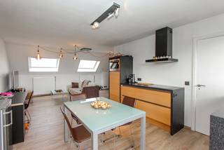 In het centrum van Zwevegem situeert zich dit aangename dakappartement met een bewoonbare oppervlakte van 83 m². In de inkomhal is er een...