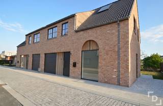 Ontdek deze prachtige nieuwbouwwoning in moderne landelijke stijl, gelegen in het hart van Poelkapelle. Dankzij de centrale ligging bevindt de...