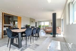 Instapklare, open bebouwing met 4 slaapkamers en prachtig open uitzicht, gelegen op een invalsweg.STARTPRIJS: Elk bod boven deze startprijs, wordt voorgelegd aan de eigenaars, die al dan niet kunnen in gaan op dit aanbod.Deze zeer goed onderhouden woning is volledig onderkelderd met verschillende bergingen, oprit, garage met automatische poort, en biedt tal van praktische troeven, en beschikt onder meer over een regenwaterput, zonnepanelen en een conforme, goedgekeurde elektrische installatie.Dankzij de gunstige ligging geniet u van een vlotte verbinding met autosnelwegen, bovendien zijn er ruime parkeermogelijkheden.Binnenin wordt u verwelkomd door de lichtrijke leefruimte waar je dankzij de grote raampartijen geniet van een aangename natuurlijke lichtinval, de volledig geinstaleerde keuken ( DSM ) met buitentrap die leidt naar het zonneterras en de tuin met zijn prachtig vergezicht op de achtergelegen velden, een heerlijke plek om dagelijks te genieten!Verder op dit verdiep hebben we nog de praktische wasruimte, de eerste ruime slaapkamer en de volledig ingerichte bureelruimte met maatwerkkasten.Op de bovenverdieping zijn er nog 3 volwaardige slaapkamers, waaarvan 1 met dressing en de ruime badkamer met dubbele lavabo, ligbad, douche, toilet.Handige opbergzolder.Een woning met veel licht, ruimte en comfort, ideaal voor wie op zoek is naar een instapklare open bebouwing op een gunstige locatie!Voor meer informatie contacteer Regine: 0493 112 050 - regine@correctvastgoed.be👉 Online schattingstool: https://www.correctvastgoed.be/schatting