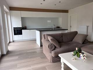 <p><span>PRACHTIGE MODERNE WONING TE MOERBEKE-WAAS (Verkoop met registratierechten)</span></p><p><span> </span></p><p><span>Deze gloednieuwe, stijlvolle woning aan de Oostvaart in Moerbeke-Waas is het toonbeeld van hedendaags comfort en duurzaamheid. Met een bewoonbare oppervlakte van 245 m² biedt dit pand volop ruimte voor een gezin dat naar kwaliteit zoekt.</span></p><p><span> </span></p><p><span>Het huis beschikt over drie ruime slaapkamers. </span></p><p><span>Op het gelijkvloers geeft de eet- en woonkamer toegang tot de comfortabele open keuken met kookeiland. Het open zicht op de tuin geeft de leefruimte met directe toegang naar buiten de perfecte mogelijkheid voor alledaagse activiteiten en gezellige samenzijn.</span></p><p><span>De witte keuken met donker werkblad en moderne afzuiging is goed uitgerust met alle nodige apparaten. </span></p><p><span>Op de verdieping is de badkamer met zorg ingericht met dubbele wastafels, inloopdouche en luxe tegelwerk dat elegantie uitstraalt. Separate toiletten bieden extra gemak voor het gezinsleven.</span></p><p><span>Een opvallend kenmerk van deze woning zijn de uitgebreide zonnepanelen op het dak, die zorgen voor aanzienlijke energiebesparing en bijdragen aan een groenere toekomst. Een modern verwarmingssysteem van Vaillant garandeert comfort met minimaal energieverbruik. Dit belooft lage energierekeningen en milieubewustzijn.</span></p><p><span>Op de tweede verdieping is voldoende ruimte voor een vierde en vijfde kamer.</span></p><p><span>De woning beschikt over één garage voorzien van automatische deuropener en voldoende ruimte voor opberging. Een utility-ruimte waar men de wasmachine, droogkast en andere praktisch kan installeren. </span></p><p><span>FRAAIE LIGGING</span></p><p><span> </span></p><p><span>Het perceel heeft een fraaie ligging in het gezellige dorp Moerbeke-Waas, met groene omgeving en rustige buren. </span></p>