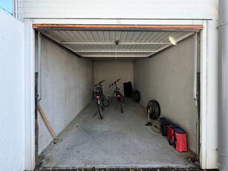 Bovengrondse gesloten garagebox in woonwijk Pinksterbloemhof in Duinbergen.