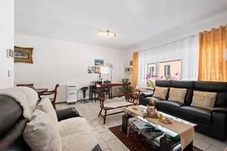 strong&gt;Comfortabel appartement in Erps-Kwerps met ruim terras en centrale ligging nabij winkels en station.<br /><br />Dit appartement combineert een praktische indeling met een vlotte bereikbaarheid in een groene en landelijke omgeving. Dankzij de centrale ligging bevinden winkels, scholen, openbaar vervoer en het treinstation zich vlakbij. De woning beschikt bovendien over een conform elektrisch attest en is asbestveilig, wat extra gemoedsrust biedt. De lichtrijke woonkamer en de veranda zorgen voor een aangename leefomgeving, terwijl het ruime terras ideaal is om buiten te genieten. Een interessante opportuniteit voor wie comfortabel wil wonen in Vlaams-Brabant.<br /><br /><u><strong>Belangrijkste ruimtes:</strong></u><br />• Woonkamer (26 m²) met aangename lichtinval<br />• Keuken (10 m²) met praktische indeling<br />• Veranda (6 m²) als extra leefruimte<br />• Terras (17 m²) met voldoende buitenruimte<br />• Slaapkamer (14 m²)<br />• Slaapkamer (11 m²)<br />• Badkamer (3 m²)<br />• Berging (3 m²) voor extra opslagruimte<br />• Inkomhal (1,6 m²)<br />• Apart toilet<br /><br /><u><strong>Troeven:</strong></u><br />• Asbestveilig appartement met conform elektrisch attest<br />• Centrale ligging nabij winkels, openbaar vervoer en station<br />• Ruim terras en aangename veranda<br /><br />Meer informatie of een bezoek met Nicolas Geeraerts? Contacteer ons via +3223351115<br />JOUW DROOMAPPARTEMENT. ZO GEVONDEN!