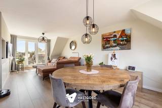 <p><span>Perfect instapklaar appartement met ruim zuidgericht terras en garage</span></p><p><span> </span></p><p><span>Belangrijkste troeven:</span></p><p><span>- Gerenoveerd en volledig instapklaar</span></p><p><span>- Leuke indeling met mooie ruimtes</span></p><p><span>- Prachtig, ruim en zuidgericht terras!</span></p><p><span>- Garagebox reeds in de prijs inbegrepen</span></p><p><span>- Extra parking voor- en achteraan</span></p><p><span>- Asbestveilig, elektriciteit conform en EPC B!</span></p><p><span>- Lage gemeenschappelijke kosten</span></p><p><span> </span></p><p><span>Bekijk zeker ook onze grondplannen met de afmetingen. Zo krijgt u van thuis uit al een perfect beeld van wat deze woning te bieden heeft!</span></p><p><span>Wenst u meer info of een vrijblijvende bezichtiging, contacteer dan ons kantoor op het nummer 014 39 99 99 en wij helpen u graag verder.</span></p>