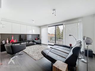 <p>Energiezuinig appartement, op een centrale locatie, bestaande uit een inkomhal met vestiaire en afzonderlijk toilet, ruime en lichtrijke leefruimte met een eet-en zithoek + bureauhoek ( Ingebouwde wandkasten in lak afwerking), volledig uitgeruste open design keuken ( Valcucine) met eiland/eettafel, een privaat terras die uitkijkt op het groen . Via de nachthal komen we uit op 2 volwaardige slaapkamers ( met ingebouwde kasten) en een ingerichte badkamer (inloopdouche en dubbele wastafel). Het appartement beschikt nog over 1 ruime kelderberging en 2 private staanplaatsen waarvan één met berging (staanplaatsen bij te kopen).</p>
<p><strong>Troeven</strong></p>
<ul>
<li>Energiezuinig (Condens brander + Warmtepomp)</li>
<li>Airco</li>
<li>Conforme elektriciteit</li>
<li>Lift (rolstoel toegankelijk)</li>
<li>Ingebouwde maatwerk design kasten ( Eethoek/Keuken/zithoek/beide kamers/vestiaire).</li>
<li>High-end keuken VALCUCINE met kwaliteitsvolle ingebouwde toestellen</li>
<li>Op wandelafstand van scholen , winkels, centrum Mechelen, openbaar vervoer en dicht bij autostrade ( E19)</li>
<li>Publieke laadpalen EV op wandelafstand</li>
<li>Gelegen 2<sup>de</sup> verdiep, open zicht</li>
<li>Opp App 107 m² + terras 10m²</li>
<li>Muggenhor bij elk raam</li>
</ul>
<p>Staanplaats 1 met berging – 25000 euro</p>
<p>Ruime staanplaats 2 – 30000 euro</p>
<p>Meubel pakket bij te kopen voor 35000 euro</p>
<p><strong><br /></strong>Dit appartement is te koop ZONDER makelaar via het concept van Smart Houses! Wenst u verdere inlichtingen of bezoek? Contacteer rechtstreeks de eigenaar via 0475/42.97.09<strong><br /></strong></p>