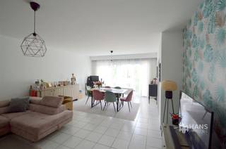 <p><span>The apartment is located on the 1st floor of a small well-kept 2-story building, whose roof is insulated. The fixed costs are €258/month and include trustee, heating, maintenance and light corridor, gas, hot and cold water. Upon entering we are in an L-shaped hall, which connects almost all the rooms present. At the front, you will find the living room (38 m²) with access on the right to the separate kitchen (8 m²), equipped with a stove, cooker hood, sink, built-in microwave oven, dishwasher, refrigerator and freezer. The 2 bedrooms of 11 m² and 15 m² are located at the rear of the building. The smaller of the two provides access to the north-oriented terrace (8 m²). The storage room (3 m²), a separate toilet and the bathroom (5 m²) with washbasin, bathtub and shower are located in the center of the house. To finish off, there is still a garage box to rent at €100€ with the apartment, located behind the building. For more info or a free estimate visit www.hansimmo.be</span></p><p><span> </span></p>