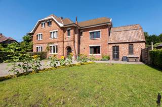 <strong>Karakteristieke en uitzonderlijk gelegen ingenieurswoning met o.a. 7 slaapkamers, 3 badkamers, hobbyruimte en private, organisch ingerichte natuurtuin. Het geheel ligt op een perceel van ca. 1.158m², rustig gelegen in één van de mooiste wijken te Mol, nabij de Nederlandse grens, Lommel, centrum-Mol en Balen. De woning van bouwjaar 1932 is volledig gerenoveerd en wordt thans deels als B&amp;B uitgebaat en deels gebruikt als woning. Het charmante geheel (van maar liefst 300m² bewoonbare oppervlakte) kan eenvoudig in haar geheel worden benut / omgevormd tot riante klassevilla. Nabij scholen, openbaar vervoer en op enkele minuten van Natuurpark Keiheuvel, Groendomein De Most en de natuur rond de Put van Rauw. EPC-score van 269kWh/m²/jaar (energielabel C). Dit betekent geen renovatieverplichting op grond van het Vlaamse Regeerakkoord. Bovendien op één beperkt asbestmateriaal na asbestveilg. Ook de elektriciteit is volledig conform. Nabij Postel en Nederlandse grens.</strong><br />
<p><u>Gelijkvloerse verdieping:</u><strong><br /></strong>Via de inkomhal met vestiairegedeelte heeft u toegang tot de ruime woonkamer en de bijkeuken. De leefruimte met zithoek heeft een gezellige, nostalgische houtkachel. De leefruimte biedt verder toegang tot de bijkeuken en de lichtrijke hoofdkeuken met grote eettafel en toegang tot kelder op stahoogte. <br /><br />De ruime, lichtrijke keuken is geïnstalleerd met volgende kwaliteitstoestellen: o.a. vaatwasser (Miele), elektrische kookplaat (AEG), heteluchtoven (AEG) en voldoende kastruimte. Aan de keuken bevindt zich de benedenslaapkamer (B&amp;B-kamer 1) met douchemodule en afzonderlijke toilet.<br /><br />Aangrenzend aan de bijkeuken bevindt zich een gangruimte met koele berging en een tweede afzonderlijke toiletruimte.</p>
<p><u>Eerste verdieping</u><br />De authentieke, houten bordestrap in de inkomhal brengt u naar de eerste verdieping. Hier bevinden zich 4 ruime slaapkamers met veel lichtinval en tevens de hoofdbadkamer met inloopdouche, twee afzonderlijke wastafels en voldoende kastruimte. Er is een wasplaats voorzien. Eén van de vier slaapkamers wordt thans benut als massage- en therapieruimte. Een andere kamer doet dienst als B&amp;B-kamer 2. Laatstgenoemde kamers hebben beiden toegang tot een afzonderlijke badkamer met inloopdouche, wastafel en toilet.<br /><br /><u>Tweede verdieping</u><br />De tweede verdieping is opgedeeld in een 6de slaapkamer, een hobbyruimte (die momenteel dienst doet als muziekstudio) en een bergruimte. De hobbyruimte kan eenvoudig worden omgevormd tot 7de slaapkamer, bureau- of bibliotheekruimte.<br /><br /><u></u><u>Buitengebeuren</u><br />De woning heeft een oprit met poort aan de zijkant van de woning. Er is voldoende parking voor wagens. Achteraan in de tuin bevinden zich een drietal (stenen) bergruimten/tuinhuizen waarin allerlei (tuin)gereedschap kan worden opgeslaan. Het ruime terras geeft uit op de diepe, landelijke en private tuin. U vindt er verschillende kruidenperken, jonge heesters en bomen, plaats voor moestuin, alsook een sfeervolle vijverpartij met vis. De voor- (en achter)tuin kan naar believen worden aangelegd.<br /><br /><u>Bijzonderheden:<br /></u>- EPC van 269 kWh/m²/jaar: geen renovatieverplichting<br />- Bewoonbare oppervlakte van 300m² exclusief kelder<br />- Buitenschrijnwerk in hout en PVC, met overal dubbele beglazing<br />- Verwarming op gas (B&amp;B-deel), stookolie (woning-deel) en houtkachel<br />- Zeer gunstige ligging op wandelafstand van het centrum Wezel<br />- Mogelijkheid tot B&amp;B-uitbating (centrale ligging nabij Nederland en Postel)<br />- Voldoende parkeermogelijkheden<br />- Gezellige, authentieke ingenieurswoning ‘met een ziel’<br />- Mooie private en diepe natuurtuin: diverse mogelijkheden tot tuinaanleg<br />- Het asbestattest vermeldt "niet asbetveilig": Dit gaat slechts over golfplaten op bijgebouw</p>