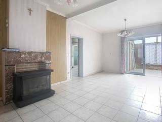 Op wandelafstand van het centrum van Staden, vinden we deze woning met grote tuin. <br />De woning zelf bestaat uit inkom, leefruimte, leefkeuken met berging, badkamer met douche, veranda, en 2 slaapkamers op het gelijkvloers. <br />Tevens beschikt deze woning over een garage, grote buitenberging en tuin. <br />EPC F , 602kwh/m²jaar<br />Contacteer ons gerust voor een vrijblijvend bezoek aan deze woning.