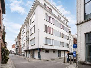 Centrum Gent - Lichtrijk 2-slpk hoekappartement op een boogscheut van de Kouter.Voor meer informatie mail naar info@carloeggermont.be Dit appartement...