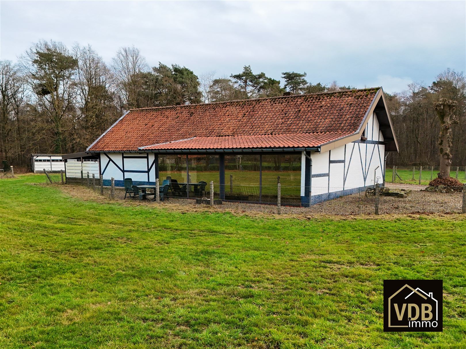 Charmante hoeve met paardenstal op 1,2 ha in absolute rust. - foto 2