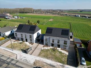 Deze prachtige halfopen bebouwing combineert modern comfort, duurzaamheid en een doordachte indeling. Bovendien kunt u nog profiteren van het verlaagde btw-tarief van 6%, wat deze woning extra aantrekkelijk maakt!<br /><br />Bij binnenkomst wordt u verwelkomd in een ruime inkomhal met afzonderlijk toilet. De lichtrijke leefruimte sluit naadloos aan op de halfopen keuken, volledig uitgerust met kwalitatieve AEG-toestellen. Aansluitend is er een praktische berging.<br /><br />Op de eerste verdieping bevinden zich drie ruime slaapkamers en een stijlvolle badkamer met dubbele wastafel, ligbad en inloopdouche (met antikalkglas). Eveneens een afzonderlijk toilet.<br /><br />De zolderverdieping als multifunctionele ruimte die naar wens kan worden ingericht als extra slaapkamer, speelkamer of hobbyruimte is een echte troef. Een douchecel kan hier eveneens worden voorzien.<br /><br />Buiten geniet u van een gezellig terras en een mooie tuin.<br />Daarnaast is er de mogelijkheid om de achterliggende weide van 1.336 m² bij aan te kopen.<br /><br />Bijzonder energiezuinig met o.a. warmtepomp op geothermie, 6 zonnepanelen, E-peil van 12 (EPB voorafberekening), ...<br />Afgewerkt met moderne tegelvloeren op het gelijkvloers en in de badkamer, meerlagenparket in de slaapkamers, een stijlvolle trap in rubberwood, volle kern binnendeuren, ....<br /><br />Kortom; een energiezuinige topper!