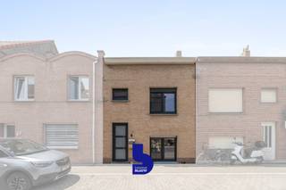 Deze perfect onderhouden rijwoning is centraal gelegen in het hart van Bredene, op wandelafstand van openbaar vervoer, scholen, de Spuikom en...