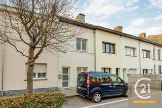 <p>Cette maison prête à emménager est située dans une rue calme de Vilvorde et combine confort, espace et agencement fonctionnel. Dès l’entrée, vous accédez à un long hall qui mène vers un vaste et lumineux séjour avec, en continuité, une agréable salle à manger. La cuisine, récemment rénovée, s’intègre parfaitement à l’ensemble et offre tout le confort moderne. Une salle de bains contemporaine se trouve également au rez-de-chaussée.</p>
<p>À l’arrière de la maison, vous profitez d’un charmant jardin de ville avec terrasse, idéal pour se détendre en toute tranquillité.</p>
<p>Le premier étage comprend deux chambres spacieuses. Le grenier aménagé dispose également de deux chambres, dont la cloison intermédiaire a été retirée afin de créer actuellement une grande pièce ouverte. Celle-ci peut facilement être redivisée selon vos besoins, offrant une grande flexibilité pour une famille, le télétravail ou des loisirs.</p>
<p>Grâce à son environnement paisible et à sa disposition bien pensée, cette maison constitue une opportunité idéale pour ceux qui recherchent un logement confortable et clé en main à Vilvorde, à proximité de toutes les commodités.</p>