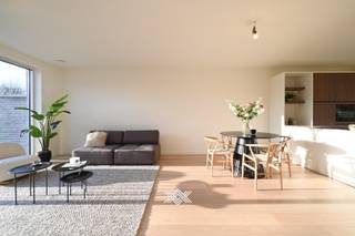 Deze schakelwoning van 192m² heeft op het gelijkvloers een inkomhal met gastentoilet en berging uitkomende in de woonkamer met open keuken. Via de grote schuiframen kom je op het zuidgerichte zonneterras van 17 m² met aansluitend de tuin. Op de eerste verdieping zijn er 2 slaapkamers waarvan één mastersuite met inloopkasten en en-suite badkamer. Op de tweede verdieping vind je nog eens 2  slaapkamers, een badkamer met inloopdouche en dubbele lavabo, een bureauruimte en het tweede zonneterras van 12.5 m² met zicht op de tuin. Achteraan de privatieve tuin bevindt zich een afgesloten, gemeenschappelijke tuin waar de kinderen veilig kunnen spelen.<br /><br />De woning is gelegen aan de rand van Zwijnaarde in een kleinschalig project van zeven gezinswoningen. Ze voldoet aan de strengste energienormen met een E-peil van max E20. Standaard is de woning uitgerust met PV-panelen, balansventilatie en een individuele warmtepomp met vloerverwarming.<br /><br />In de ondergrondse verdieping van het naastliggende appartementencomplex is er een bijhorende parkeerplaats met laadinfrastructuur (€ 25.000).<br /><br />Met de fiets en via de nabijgelegen bus- en tramhalte ben je snel in het centrum van Gent. Ook scholen, winkels en diensten zijn er nabij. De toegang tot de R4, E40 en E17 ligt op minder dan vijf minuten rijden. <br /><br />Benieuwd naar de nieuwbouwwoningen Rhodon? Maak je persoonlijke, vrijblijvende afspraak.