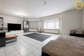 Zoek je naar een lichtrijk en ruim appartement op een absolute toplocatie? Dit op te frissen appartement, gelegen op de eerste verdieping van een kleinschalig gebouw met lift, biedt u het ultieme gemak van wonen in het hart van Oostmalle. Alles wat u nodig heeft is binnen handbereik: u loopt zo naar winkels, gezellige terrasjes en restaurants, en ook de rust van het Park van Oostmalle ligt om de hoek. Bovendien bevindt het openbaar vervoer zich vlakbij, wat zorgt voor een vlotte verbinding, en ook belangrijke invalswegen zijn snel bereikbaar. U woont hier met minimaal verlies van tijd en maximaal comfort.
Via de hal betreedt u de aangename, royale woonkamer die baadt in het licht en het hart van de woning vormt. Hiernaast bevindt zich de keuken.. Het appartement telt vervolgens twee grote, comfortabele slaapkamers en een badkamer voorzien van een bad. Daarnaast is een apart toilet aanwezig en beschikt de woning over een privé-terras om van de buitenlucht te genieten. Het geheel wordt compleet gemaakt door een externe garagebox (aan te kopen voor 24.000€), wat in het centrum zorgt voor een waardevolle, veilige parkeer- en opbergmogelijkheid. Dit appartement heeft enorm potentieel om, na renovatie naar eigen smaak, uw nieuwe, comfortabele en uitzonderlijk centraal gelegen thuis te worden!
Kan ook als investering. momenteel verhuurd aan 777€.
Fantastisch EPC: 146kWh/m² (Label B)
(Wg-Gvkr-Gvv-Vg-Gmo)