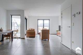 In het hart van Overpelt-Centrum bevindt zich dit uiterst goed onderhouden appartement, afgewerkt met knappe en kwalitatieve materialen. Dankzij...