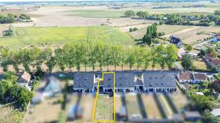 In de charmante badplaats De Haan, meer bepaald in de geliefde wijk Vosseslag, bevindt zich deze recente halfopen bebouwing uit 2020. De woning is gelegen op een perceel van 443 m² en combineert een hedendaagse architectuur met een kwalitatieve afwerking. Dankzij het energiezuinige karakter, onder meer door de aanwezigheid van 12 zonnepanelen, conforme elektrische keuring, EPC: 26 kWh/m² jaar - A-label en ventilatiesysteem, is dit een volledig instapklare woning.<br /><br />Via de inkomhal komt men binnen in de lichtrijke woonkamer die naadloos aansluit op de open, volledig uitgeruste keuken met directe toegang tot de zuidwestgerichte tuin. Aansluitend vindt u de praktische garage met elektrische poort, aansluitingen voor wasmachine en extra bergruimte. Buiten geniet u van een volledig omheinde tuin met terras en een oprit die plaats biedt voor drie wagens.<br /><br />Op de eerste verdieping bevinden zich drie slaapkamers, een apart toilet en een moderne badkamer met ligbad, lavabomeubel en ruime inloopdouche. Op de e tweede verdieping hebben we een zeer ruime vierde slaapkamer en een handige extra berging met het ventilatiesysteem.<br /><br />Troeven<br />* Recente bouw (2020), conforme elektrische keuring<br />* Energiezuinig met 12 zonnepanelen en ventilatie<br />* 4 slaapkamers + bergruimte<br />* Instapklaar, duurzame materialen<br />* Omheinde tuin met terras en ruime oprit<br />* Rustige ligging in Vosseslag, vlakbij strand en voorzieningen