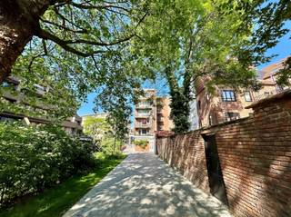 <p><span>Midden in het historisch centrum van Leuven, zijn wij vereerd deze gezellige gemeubelde studio op een topligging te huur aan te bieden. Deze hippe studio is gesitueerd op de derde verdieping van de kleinschalige en welonderhouden residentie, genaamd “Handhooghof”. Deze gemeubelde en lichtrijke studio met een netto-bewoonbare oppervlakte van 23 m² omvat een knusse leefruimte met aansluitend een apart ingericht keukentje en een badkamer met een douche, een lavabokast en een toilet. Tevens beschikt deze fijne studio over een aangenaam zuidwest georiënteerd terras. </span><span>Bovendien grenst deze studio aan het Handbooghofpad en de Dijle, waar het voor de toekomstige bewoners heerlijk te vertoeven is.</span><span> Kortom, deze instapklare en lichtrijke studio in het hartje van Leuven is zeker een bezoek waard. Maandelijkse lasten bedragen 100,00 Euro (incl. water en verwarming). Beschikbaar vanaf 1 juni 2026. Een echte aanrader. </span></p><p><span> </span></p><p><span> </span></p><p><span>3</span></p>
