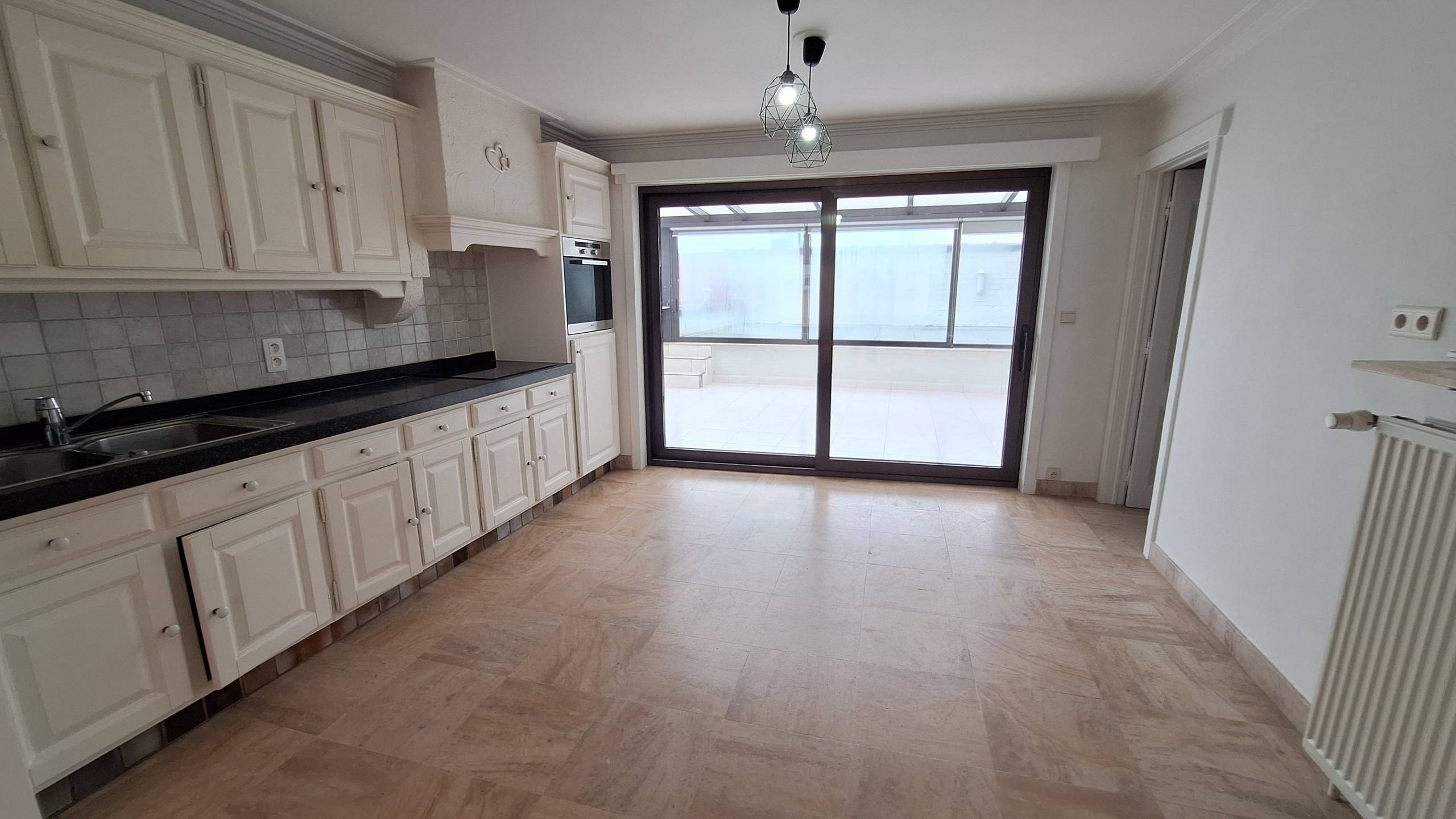 Praktische woning met zonnig terras en dubbele garage in centrum Poperinge. - foto 5