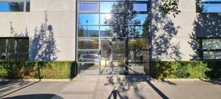 Vernieuwde kantoorruimte van 205m² gelegen in de Guldendelle industriezone langs de Leuvensesteenweg te Kortenberg. Het kantoorgebouw is op het gelijkvloers reeds bezet door een huurder en werd recent volledig vernieuwd. Op de eerste verdieping bevindt er zich nog een kantoorruimte van 205m² die momenteel nog voorzien is van de huidige indeling, deze kan in samenspraak met de eigenaar gewijzigd worden. Keuken wordt geplaatst door de eigenaar in samenspraak met de nieuwe huurder. 10 parkeerplaatsen inbegrepen in de huurprijs.<br />Voor meer info of een bezoek contacteer Panorama via 02/420.00.00.