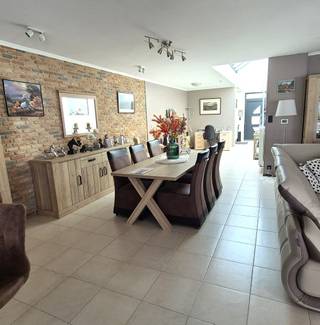 Ontdek deze charmante en ruime gelijkvloerse woning, ideaal gelegen in het centrum van het dorp. Hier geniet je van comfort, ruimte en een vleugje luxe – allemaal op wandelafstand van winkels, scholen en voorzieningen.<br />De woning beschikt over een lichtrijke leefruimte, twee gezellige slaapkamers en een recent vernieuwde badkamer. Een praktische kelder en aparte wasruimte maken het dagelijkse leven extra comfortabel.<br />Buiten word je verwend met een zuidgericht terras, een aangelegd tuintje en als kers op de taart: een zwembad met tuinhuis. De ideale plek om te ontspannen of vrienden en familie te ontvangen.<br />Dankzij de zonnepanelen woon je bovendien energiezuiniger en duurzamer.<br />💡 Extra troeven:<br />Dankzij de gelijkvloerse indeling is de woning ook uitstekend geschikt als zorgwoning.<br />Met een aparte inkom en huisnummer biedt ze bovendien mogelijkheden voor een bijberoep of praktijkruimte.<br />Deze woning heeft zoveel mogelijkheden dat je ze écht zelf moet komen ontdekken. Maak snel een afspraak en laat je verrassen!