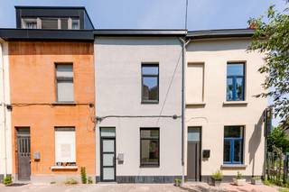 Gezellige stadswoning nabij het historische centrum van Gent.<br /><br />Deze charmante stadswoning is gelegen in de Kaprijkestraat 42 te Gent, op een uitstekende locatie op een boogscheut van het historische centrum van Gent. Rustig gelegen in een doodlopende straat!<br />Dankzij de centrale ligging geniet u van alles wat de stad te bieden heeft: gezellige pleinen (o.a. Park van Ooit), winkels, restaurants, cafés en culturele hotspots bevinden zich op korte afstand.<br />Met een uitstekende Mobiscore van 9,2/10 is deze woning ideaal gelegen voor wie comfortabel en centraal wil wonen zonder afhankelijk te zijn van de wagen.<br /><br />Bij het binnenkomen wordt u verwelkomd in een lichtrijke leefruimte. De grote raampartij aan de voorzijde zorgt voor een aangename natuurlijke lichtinval. Aansluitend bevindt zich de uitgeruste keuken, voorzien van een ingebouwde koelkast, oven, kookplaat en dampkap.<br /><br />De woning werd gerenoveerd en combineert hedendaags comfort met een gezellige stadsuitstraling. Dankzij de grote raampartij en de dakkoepel geniet de woning overal van een aangenaam gevoel van ruimte en licht.<br /><br />Op de eerste verdieping bevindt zich de badkamer met douche en een eerste kamer. Deze ruimte kan flexibel ingericht worden als slaapkamer, gezellige leefruimte, hobbykamer of extra bergruimte.<br /><br />Op de tweede verdieping bevindt zich een tweede open slaap-/zolderkamer, een sfeervolle ruimte met verschillende mogelijkheden.<br /><br />Troeven van deze woning:<br />• Gerenoveerde stadswoning<br />• Uitstekende ligging nabij Gent centrum<br />• Mobiscore 9,2/10<br />• Lichtrijke leefruimte<br />• Moderne uitgeruste keuken<br />• Grote raampartij en dakkoepel voor extra lichtinval<br />• 2 slaapruimtes met flexibele indeling<br />• Nabij Park van Ooit<br />• Ideaal voor starters, ouders met studerende kinderen of investeerders<br /><br />Een ideale woning voor wie op zoek is naar een gezellige en instapklare stadswoning met een uitstekende ligging in Gent.<br /><br />Voor meer informatie of een bezoek contacteer Eva via 0475/69.38.22 of eva@vicusvastgoed.be.