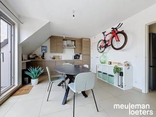 Verzorgd appartement met zeer centrale ligging in Oostkamp. <br /><br />Het appartement omvat een inkom met toilet, een lichtrijke leefruimte met aansluitend terras, een open ingerichte keuken (voorzien van keramisch kookplaat, dampkap, oven, vaatwasmachine, koelkast met vriesvak, dubbele spoelbak), een CV-berging, twee slaapkamers waarvan één met badkamer (voorzien van ligbad en dubbele lavabo) en een douchekamer (voorzien van een douchecabine en enkele lavabo). <br /><br />Vrijblijvend kan een garage bij gehuurd worden aan €67,00.<br /><br />Het appartement geniet van een zeer centrale ligging met winkels, openbaar vervoer, scholen, etc. op wandelafstand. <br /><br />Een lift is in het gebouw voorzien.