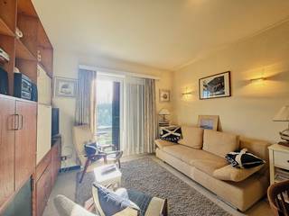 Appartement de 1 chambre à coucher situé dans une petite résidence avec des frais de syndic très bas. Cet appartement se trouve au premier étage (sans ascenseur) et bénéficie d'une situation au calme, à seulement 200 mètres de la mer et des commerces. Disposition: hall d'entrée, séjour lumineux avec cuisine ouverte, 1 chambre, salle de bains avec douche à l'italienne et vasque simple, toilettes séparées. Jardin commun ensoleillé.<br />Une seconde résidence idéale.