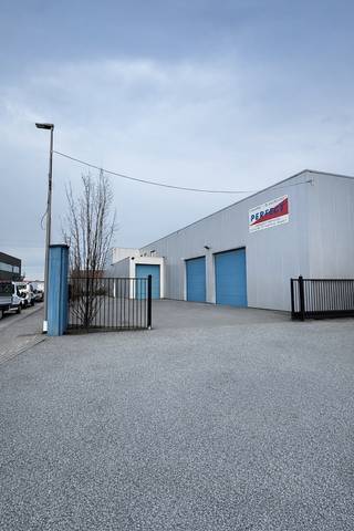 Dit veelzijdig bedrijfsgebouw in Machelen biedt een unieke combinatie van opslag, kantoor en bijkomende ruimtes op een uitstekend bereikbare locatie, vlakbij de Ring en de E19/A12.<br /><br />De kern van het pand bestaat uit een ruime loods van ongeveer 1.500 m², uitgerust met 4 sectionaalpoorten voor een vlotte aan- en afvoer van goederen. Aansluitend beschikt het complex over 250 m² kantoorruimte en een conciergewoning van circa 250 m², die eveneens perfect in te zetten is als extra kantoor- of vergaderruimte. Buiten is er bovendien een verharde buitenruimte van 600 m², ideaal voor laden, lossen of buitenopslag.<br /><br />Met een totale oppervlakte van ruim 2.600 m² en een flexibele indeling is dit pand geschikt voor uiteenlopende sectoren zoals transport, logistiek, distributie of productie.<br /><br />In een oogopslag:<br />- ±1.500 m² loods | 250 m² kantoor | ±250 m² conciergewoning | 600 m² buitenruimte<br />- 4 sectionaalpoorten<br />- Topligging in Machelen<br /><br />In geval van interesse, bel ons op 02.462.32.00