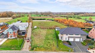 <p>Ben je op zoek naar een centraal, gelegen bouwgrond voor een nieuwbouw BEN-woning met zicht op velden op een toplocatie te Lokeren-Lochristi? Dan is deze bouwgrond zeker een bezoek waard.<br />De bouwgrond heeft een ideale ligging in de driehoek Gent-Antwerpen- Brussel en een grote grondoppervlakte van 659m². Er is geen bouwverplichting! Lot 2 is reeds verkocht.<br /> </p><hr /><p><br />NOTA: De 3D-foto's geven een illustratie van een mogelijke indeling en afwerking.<br /><br />Extra's:<br />- Toplocatie met goede verbindingsmogelijkheden N70/E17/E34 (Gent-Antwerpen)<br />- Groot perceel grond (659m²)<br />- Zicht op velden<br />- Bouwen met inpandige garage mogelijk<br />- Mogelijkheid tot bouwen 15m diepte en 7m breedte</p><hr /><p><br />Interesse in wat deze residentiële bouwgrond te bieden heeft? Neem dan snel contact op via 09 310 77 07 of info@woonhoekvastgoed.be.</p>