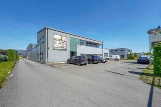 Op een strategische locatie in de industriezone van Zwartberg, vlak bij de E313, bevindt zich dit instapklare en multifunctionele industriepand...