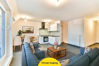 Dit recente duplex-appartement combineert modern comfort met een energiezuinige afwerking en een vlotte ligging. De lichtrijke leefruimte met open keuken geeft uit op een gezellig terras, terwijl de twee slaapkamers – waarvan één met extra terrasje – zich op de benedenverdieping bevinden. De badkamer met douche, aparte berging en conform elektriciteitsattest tot 2047 zorgen voor extra gebruiksgemak. Met een EPC-label A, ventilatiesysteem C+ en private staanplaats voldoet dit appartement aan de huidige woonnormen. Een instapklare en duurzame woonplek, ideaal als vaste stek of tweede verblijf aan de kust.<br /><br />Neem voorsprong met een vrijblijvende en gratis schatting van uw eigendom via:<br />http://www.residentievastgoed.be/gratisonlineschatten<br /><br />EPC: 54 kWh/m² - UC: 2019048481 ~ Vg, Wg, Gvkr, Gvv, Gmo ~ Ref. MI23316